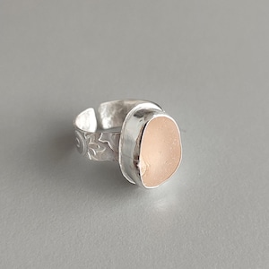 Anello regolabile in argento sterling, vetro marino rosa pesca, anello importante strutturato, gioiello marino fatto a mano, regalo unico, taglia 6 1/2