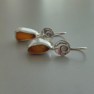 Boucles d&#39;oreilles en argent sterling, bijoux en verre de mer, verre de mer brun, verre aux couleurs changeantes, boucles d&#39;oreilles faites main, bijoux de plage, boucles d&#39;oreilles légères