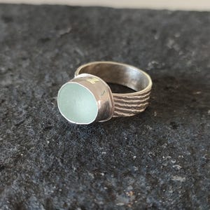 Anello in argento sterling con vetro di mare, vetro di mare blu ghiacciato, anello con texture, gioielli oceanici, anello da spiaggia, anello fatto a mano, misura USA 6,75