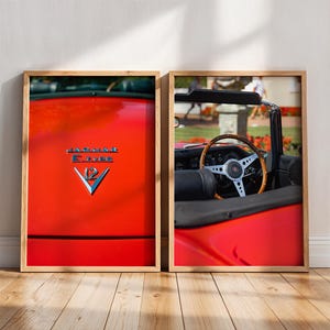 Puede incluir: Dos impresiones enmarcadas que presentan un clásico Jaguar E-Type rojo. Una impresión muestra el capó del coche con el logotipo de Jaguar y el texto "E-Type V12". La otra impresión muestra el interior, incluido el volante y el salpicadero.