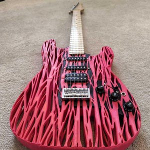 Guitare de style Strat imprimée en 3D, corps au design organique, guitare électrique jouable pleine taille, fichier STL léger et au look unique