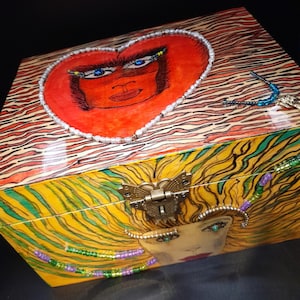 Teen Girl Unique Gift / Locking Stashbox / Lacquered Weedbox / Unique Holiday Gift For Mom / Valentine Gift From Husband / Wedding Gift