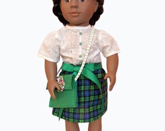 Handgemaakte geruite rokset met blouse met oogjes - 18" Poppenkleding