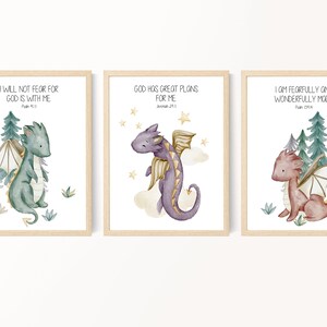 Può includere: Tre illustrazioni ad acquerello di draghi con versetti biblici ispiratori. La prima immagine presenta un drago verde con una tenda e alberi sullo sfondo e il versetto "Non temerò, perché tu sei con me, Salmo 118:6". La seconda immagine presenta un drago viola con stelle e nuvole sullo sfondo e il versetto "Poiché io so i progetti che ho per voi, dice il Signore, progetti di pace e non di male, per darvi un futuro e una speranza, Geremia 29:11". La terza immagine presenta un drago rosso con alberi sullo sfondo e il versetto "Poiché tu hai formato le mie viscere, tu mi hai tessuto nel grembo di mia madre. Ti loderò perché sono fatto in modo meraviglioso; meravigliose sono le tue opere, e la mia anima lo sa molto bene, Salmo 139:13-14".