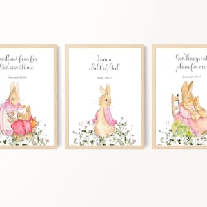 Puede incluir: Tres impresiones enmarcadas con ilustraciones de acuarela de conejos y citas inspiradoras. La primera impresión presenta una coneja madre y un conejito con la cita "No temeré, porque Dios está conmigo" y la referencia bíblica "Mateo 28:20". La segunda impresión presenta un conejo con la cita "Soy un hijo de Dios" y la referencia bíblica "Salmo 139:14". La tercera impresión presenta una coneja madre y un conejito con la cita "Dios tiene grandes planes para mí" y la referencia bíblica "Jeremías 29:11".