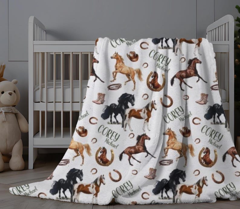 Pu&ograve; includere: Coperta in pile bianca con un motivo ripetuto di cavalli di vari colori, stivali da cowboy, ferri di cavallo e cappelli. Il nome "Corey Michael" &egrave; stampato su tutto il design. La coperta &egrave; drappeggiata su una culla bianca.