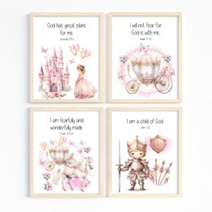 Puede incluir: Conjunto de cuatro impresiones de arte de pared imprimibles con ilustraciones de acuarela de una princesa, un carruaje, un caballero y un castillo. Cada impresión incluye un versículo bíblico: "Dios tiene grandes planes para mí", "No temeré porque Dios está conmigo", "Soy hecho maravillosamente", y "Soy un hijo de Dios".