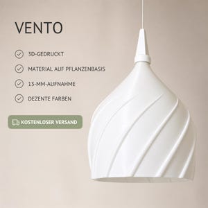 Könnte beinhalten: Eine weiße Pendelleuchte namens VENTO mit einer spiralförmig strukturierten Oberfläche. Die Lampe hat ein spitz zulaufendes Oberteil und einen breiten, abgerundeten Schirm. Der Text auf dem Bild umfasst VENTO, 3D-GEDRUCKT, MATERIAL AUF PFLANZENBASIS, 13-MM-AUFNAHME und DEZENTE FARBEN.