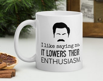 Taza con cita de Ron Swanson: "Me gusta decir que no. Disminuye su entusiasmo". Regalo para esposo, regalo para esposa, Parques y recreación, Regalo divertido para la oficina