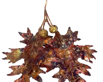 Hojas de roble cobrizo con bellotas