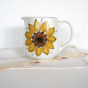 Arabia pitcher in Sunflower, Sun Rose pattern. Arabia of Finland, milk jug, juice pitcher, water pitcher, yellow pitcher, flower power, HLA