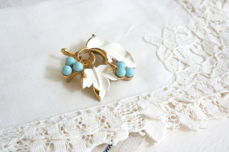 metal floral blue spring Sarah Coventry vintage enamel brooch white Mid century retro baby blue grapes berries leaves summer