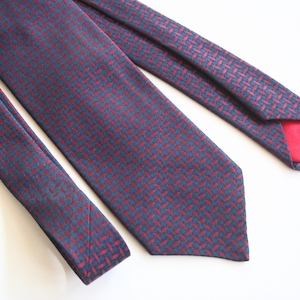 I. Magnin vintage necktie. Pure silk tie, classic silk tie, made in Italy, narrow, dark blue, navy tie, red tie, traditional, fine pattern