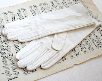Pair of mid century leather gloves. White leather gloves, fine leather, short gloves, slit detail, unlined,  size 7,