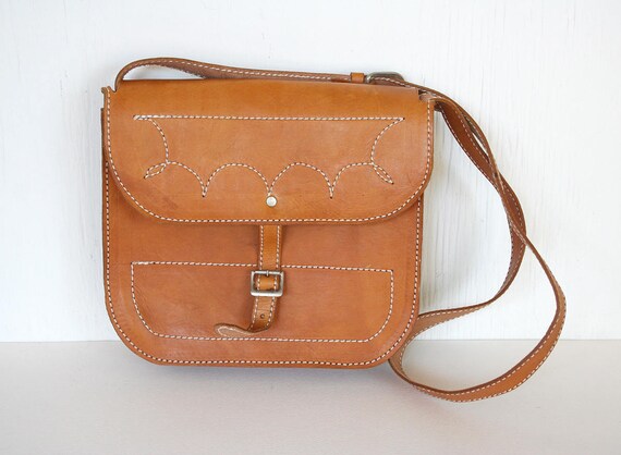Vintage natural leather shoulder bag. Womans leath