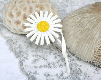 Vintage enamel daisy pin. Mid century, retro, flower power brooch, mod pin, mod brooch, white, yellow, summer brooch, spring brooch, simple