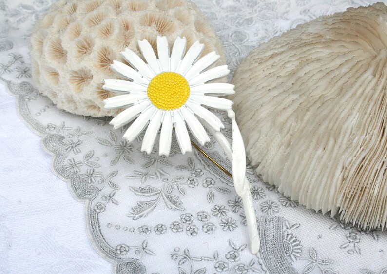 retro white Vintage enamel daisy pin Mid century mod pin summer brooch simple mod brooch flower power brooch yellow spring brooch