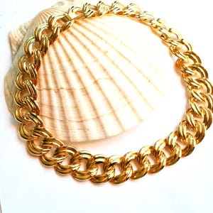 Chunky vintage gold tone costume necklace. Oversized cuban curb chain link collar necklace, 1980s, chunky, articulated necklace, metal,