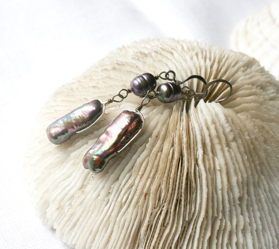 Vintage iridescent purple pearl earrings. Long ba… - image 2