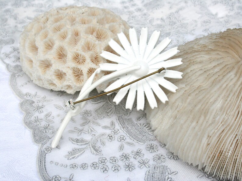 retro white Vintage enamel daisy pin Mid century mod pin summer brooch simple mod brooch flower power brooch yellow spring brooch