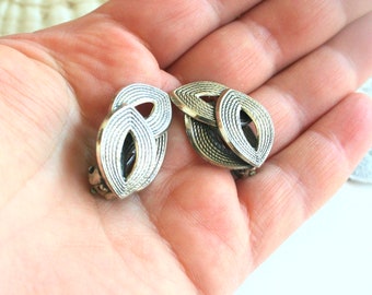 Vintage modernist sterling silver earrings. Stacked leaf earrings, textured, twisted wire, geometric, 1960s, clip on earrings, marked,