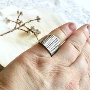 Vintage Taxco modernist sterling silver ring. Mexico, artisan, geometric, ribbed, diamond cut texture, linear, striped, 925, sz 6.25, TS 59