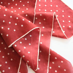 Sjaal met stippen uit het midden van de eeuw. Vintage sjaal, zijde of zijdemix, steenrood, wit, kleurblok, rockabilly, halsdoek, unisex, handgerold