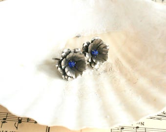 Vintage sterling silver floral earrings. screwback, 925, mid century earrings, cottage core earrings, textured, blue glass, layered petals