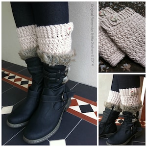 Puede incluir: Un par de polainas de crochet beige con ribete de piel sintética, puestas sobre botas negras. Las polainas tienen un detalle de botón y están hechas con un punto texturizado.