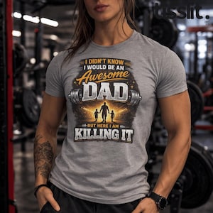 Puede incluir: Una taza de cerámica blanca con un asa negra y el texto "But First, Coffee" en un estilo manuscrito. La taza está sobre una superficie blanca. La taza mide aproximadamente 10 cm de alto.