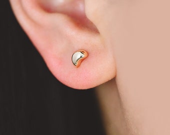 10 pendientes pequeños de guisante de oro y plata de 5,5 mm, pendientes minimalistas de latón chapado en oro auténtico y rodio (#GB-4256)