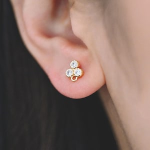 4 st. CZ Pave treprickiga trioörhängen med ögla, förgylld mässing, små treenighetsörhängen (GB-310-A)