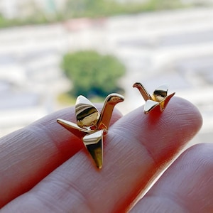 10 pezzi di ciondoli a forma di gru di carta origami, perline di uccelli in ottone placcato oro vero da 14/24 mm, con un foro passante (GB-072)