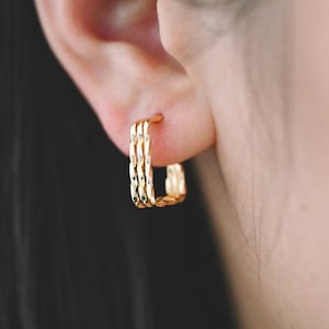 4 st. fyrkantiga örhängen med trippelband i guld, 18K äkta guldpläterad mässing, geometriska örhängen (GB-4057)