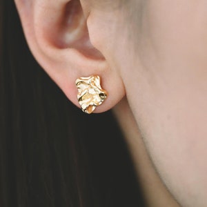 10 st guld-/silverfärgade hamrade oregelbundna örhängen, 18K guld-/rodiumpläterad mässing, fina örhängen (GB-4484)