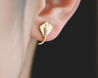 10pcs Gold Manta Ray Earrings, Gold plated Brass, Stingray Fish Stud Earrings (GB-4460-K)