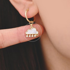 4 sztuki zawieszek w kształcie chmurki deszczowej z muszlą, chmurka z kroplami deszczu, pozłacane 18-karatowym złotem zawieszki z motywem nieba i pogody (GB-2878)