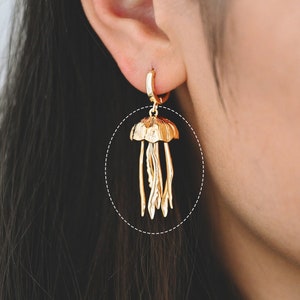 2pcs Gold Jellyfish Pendants, 18K Gold plated Brass Ocean Charms, DIY Supplies Wholesale (GB-4043)