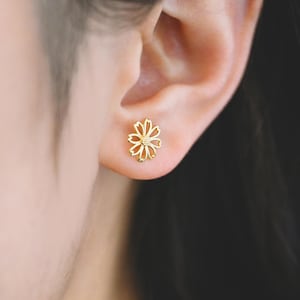 10 Stück Gold Blumen Ohrring, 9 mm, vergoldete Messing Gänseblümchen Ohrstecker, DIY Ohrzubehör (GB-3946)