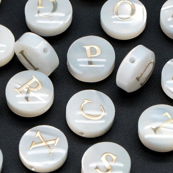 8mm Muschel Alphabet Perlen, englische Buchstabenperlen, runde Münze Buchstabenanhänger, personalisierte Anfangsanhänger, Sie wählen den Buchstaben (V1404)