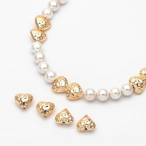 10 contas espaçadoras de coração martelado em ouro, coração dourado, espaçadores de coração, contas de coração, contas espaçadoras de amor (GB-2956-I)