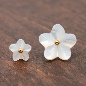 10 sztuk białych, rzeźbionych, trójwymiarowych kwiatów z masy perłowej o średnicy 6/10 mm, koraliki z muszli z otworem centralnym (#V1296)