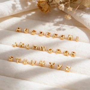 10 Stück Gold Anfangsstecker Ohrringe, Mini Alphabet Buchstaben Ohrringe, Minimalist Schmuck, zierliche personalisierte Ohrstecker (GB-4221)