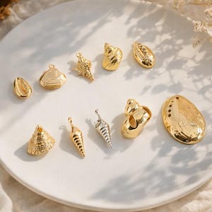10 colgantes de concha marina en tonos oro/plata, latón chapado en oro de 18 quilates/rodio, delicados colgantes de concha (GB-2680)
