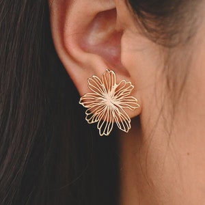 4pcs Gold Hollow Flower Post Earrings 22x23mm, Gold plated Brass Floral Stud Earring (#GB-4000)