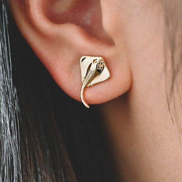 10pcs Gold Manta Ray Earrings, Gold plated Brass, Stingray Fish Stud Earrings (GB-4071)