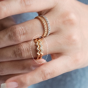 4 st. dubbel guldfärgad twistvågig ring, guldfärgad stapelring, fin fingerring, guldfärgade vågringar (#GB-2706)