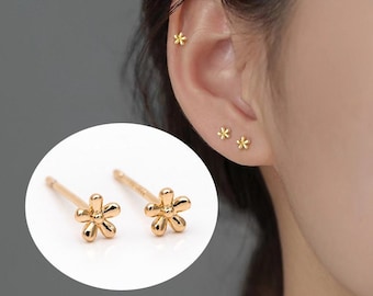 10pcs postes de oreja de flor de oro de 4 mm, aretes de latón chapados en oro, hallazgos de oreja de bricolaje (GB-3056)