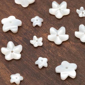 10 Stück weiße Perlmuttperlen geschnitzte 3D Blumen 6 / 10 mm, mittig gebohrte Muschelperlen (BK-002-A) Bild 7