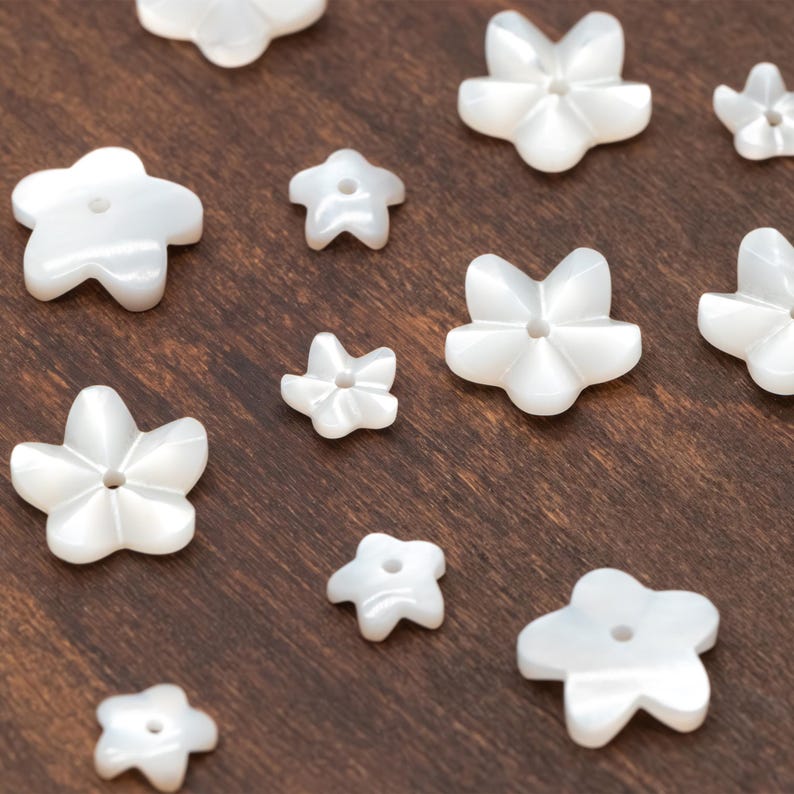 10 Stück weiße Perlmuttperlen geschnitzte 3D Blumen 6 / 10 mm, mittig gebohrte Muschelperlen (BK-002-A) Bild 7